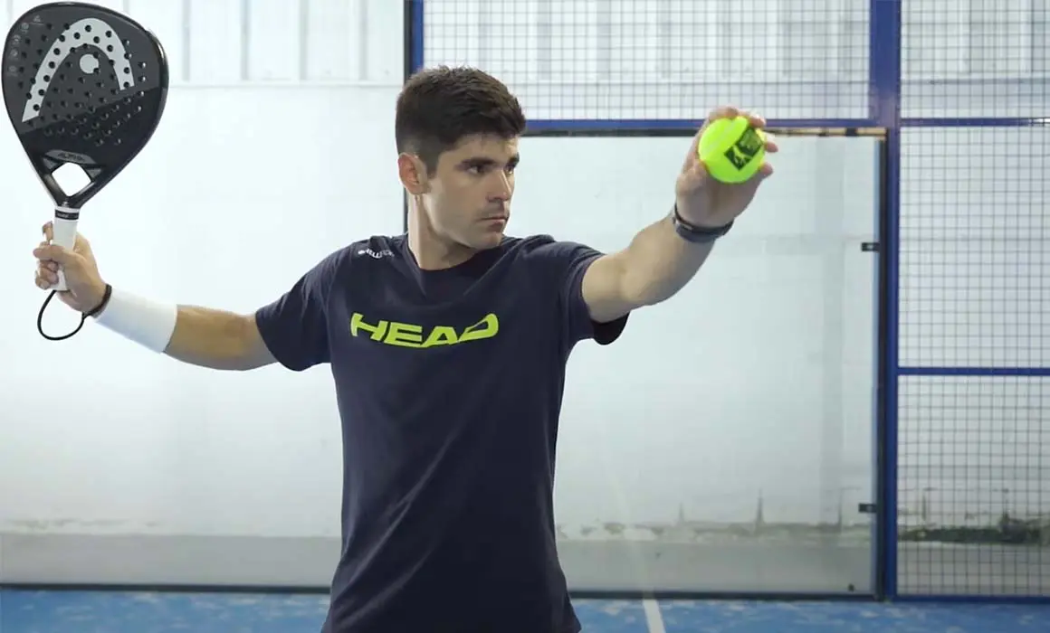 Startpositie-racket-padel-service
